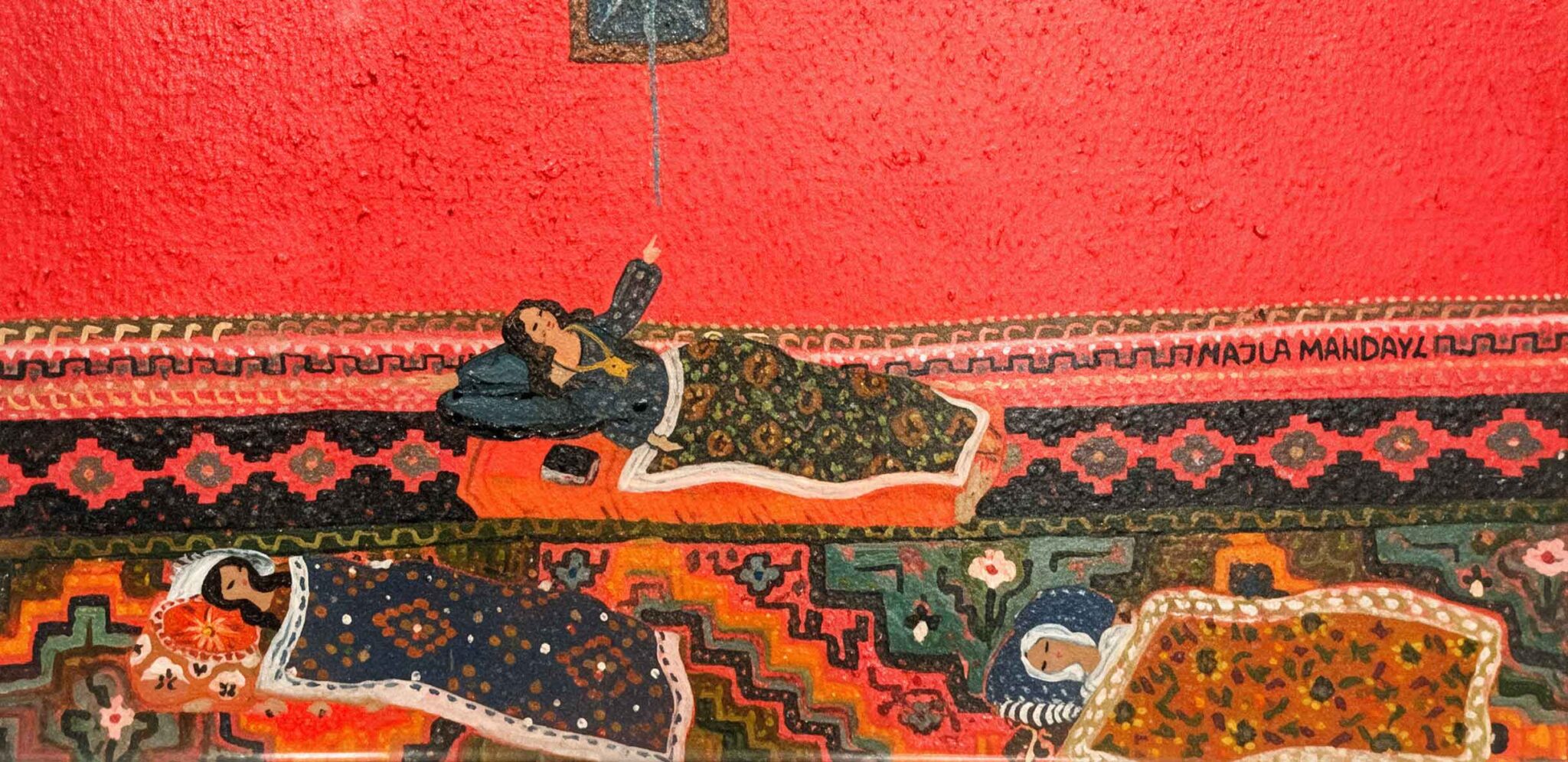 نقاشی از نجلا مهدوی: زنان آرمیده روی گلیم‌های رنگی در برابر دیوار قرمز
